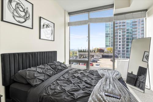 ein Schlafzimmer mit einem Bett und einem großen Fenster in der Unterkunft Luxury Living In Buckhead in Atlanta