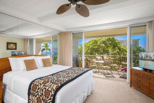1 dormitorio con 1 cama y balcón en K B M Resorts: The Whaler WH2-661 Sweeping Ocean Views 1 Bedroom beach gear newly furnished 2023 LOccitane Amenities Includes Rental Car, en Kaanapali