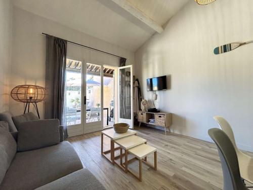 un salon avec un canapé et une table dans l'établissement Mazet climatisé avec jardin, piscine privée et proche mer, 3 pièces, 6 couchages à Sainte-Maxime - FR-1-226-545, à Sainte-Maxime