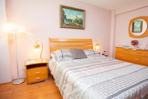 um quarto com uma cama, um candeeiro e um espelho em Habitación doble matrimonial con baño y jacuzzi compartido em Tlazcalancingo