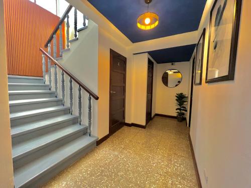 a hallway with stairs and a blue ceiling at Hotel Citadin Z10 in Guatemala