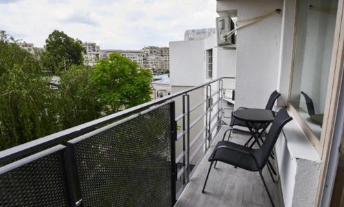uma varanda com 2 cadeiras e vista para a cidade em Apartament de lux Bacău em Bacău