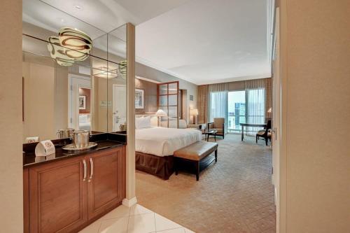 Voodi või voodid majutusasutuse MGM Signature-29-705 F1 Track & Strip View Balcony toas