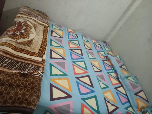 dos corbatas sentadas una al lado de la otra en una habitación en Maruti Bhawan en Faizābād