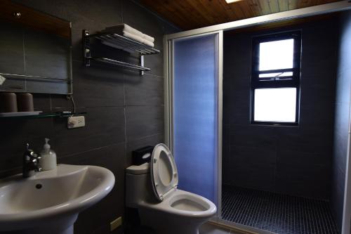 宜蘭市的住宿－蘭天民宿，浴室配有卫生间、盥洗盆和淋浴。