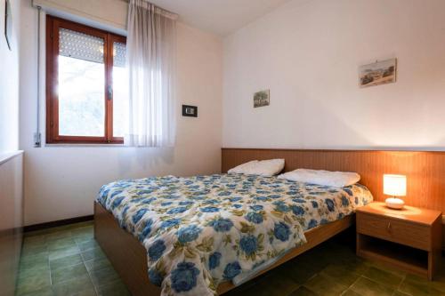 - une chambre avec un lit et une fenêtre dans l'établissement Apartments Condominio Diana Bibione Lido del Sole - IVN01432-DYA, à Bibione