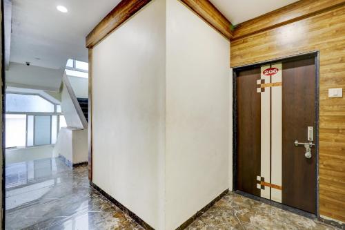 vestíbulo con ascensor y puerta en un edificio en OYO Hotel Signature, en Ahmedabad