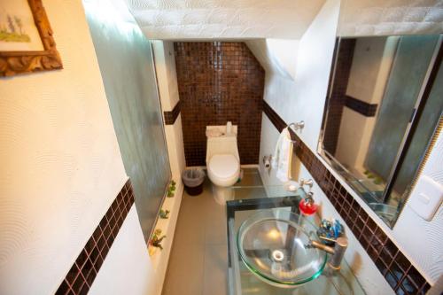 Phòng tắm tại Habitación doble matrimonial con baño y jacuzzi compartido