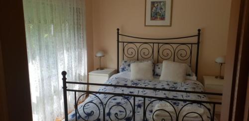 - une chambre avec un lit et une fenêtre dans l'établissement Ripplebrook Country Cottage, à Foster