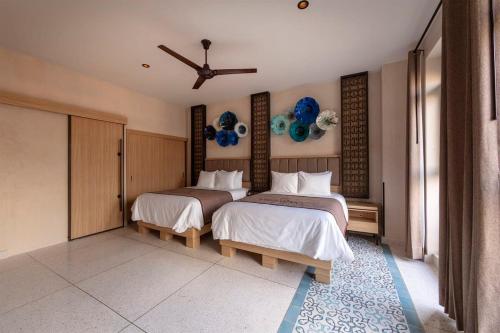 2 camas en un dormitorio con globos en la pared en Luxury Suite up to 10ppl near Torre Latino, en Ciudad de México