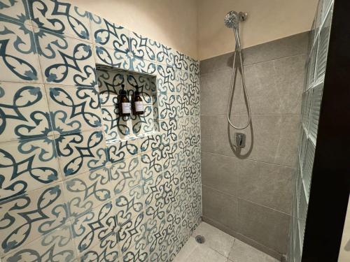 baño con ducha y pared de azulejos en Luxury Suite up to 10ppl near Torre Latino, en Ciudad de México