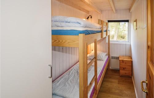 ein paar Etagenbetten in einem winzigen Haus in der Unterkunft 3 Bedroom Cozy Home In Brovst in Brovst