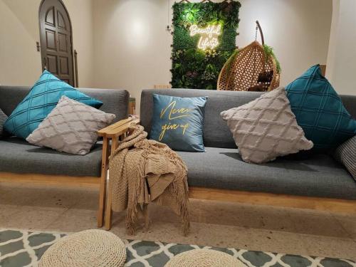 salon z niebieską kanapą z poduszkami w obiekcie Petaling Jaya Landed Home for up to 15pax, 4BedRoom at Damansara , 1 Utama , Starling Mall , Atria Mall, IKEA w mieście Petaling Jaya
