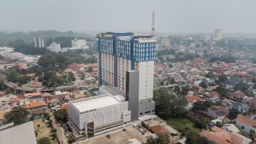 een uitzicht op een hoog gebouw in een stad bij Bigland Hotel Bogor in Bogor