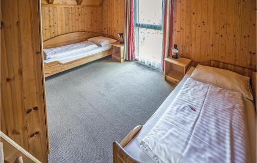 1 Schlafzimmer mit 2 Betten und einem Fenster in der Unterkunft Nice Home In St Georgen Am Kreischb, With Sauna, Wifi And Indoor Swimming Pool in Sankt Lorenzen ob Murau