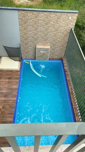 Kolam renang di atau dekat dengan N01 Casa com 2 quartos em Jacutinga
