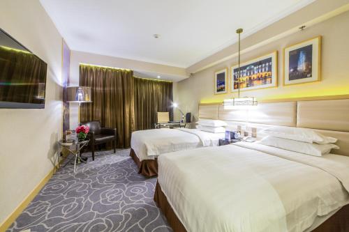 Llit o llits en una habitació de Metropark Hotel Macau