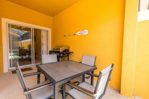 - une salle à manger avec une table et des chaises en bois dans l'établissement TVPM-8962MP PP townhouse, à Kissimmee