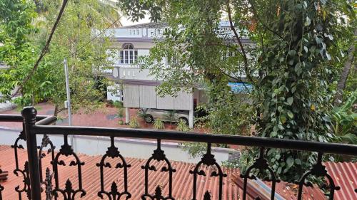 uma vista para uma casa a partir de uma varanda em LMR Stays and Holidays em Thrissur