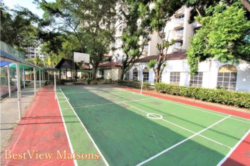 BestView Maisons Private Beach Suites Port Dicksonの敷地内または近くにあるテニス施設またはスカッシュ施設