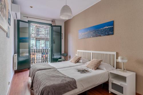 una camera con un grande letto e una finestra di AB Passeig de Gràcia Còrsega a Barcellona
