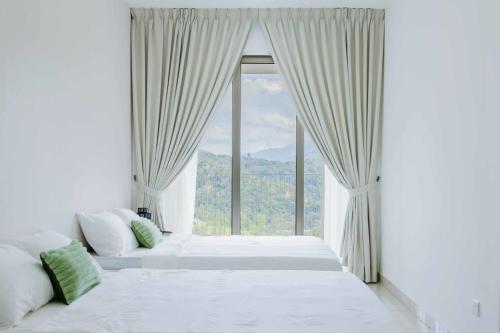 1 Schlafzimmer mit 2 Betten und einem großen Fenster in der Unterkunft A Comfort Family Retreat Above the Rest in Kuala Lumpur