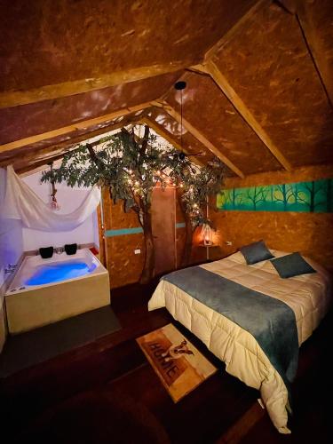 un dormitorio con una cama y un árbol dentro en Hotel Oh My Dog, en Medellín