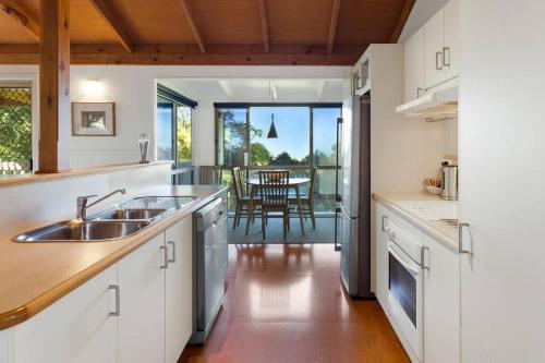 Η κουζίνα ή μικρή κουζίνα στο Windsong at Ravensbourne Escape 2 Bedrooms