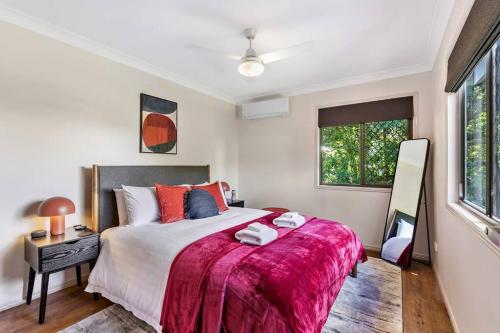 1 dormitorio con 1 cama grande con manta roja en Yume House - Stylish Country Escape 2 Bedrooms, en Ravensbourne