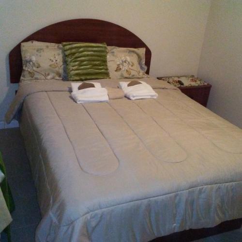 ein Bett mit zwei Handtüchern darüber in der Unterkunft Furman Apartments in Wakefield