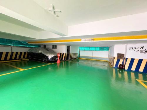 un garage avec une voiture garée dans l'eau dans l'établissement GO Motel, à Busan