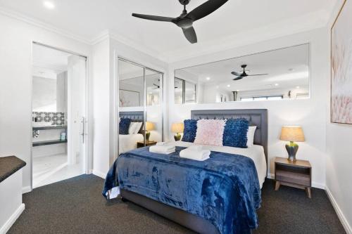 um quarto com uma cama e uma ventoinha de tecto em Affinity Luxury Studio with Spa and Amazing Views em Ravensbourne