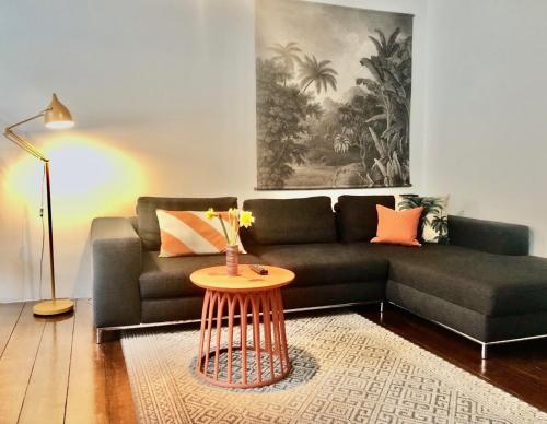 uma sala de estar com um sofá e uma mesa em Apartments "Am Rheinorange", Netflix, Amazon Prime em Duisburg