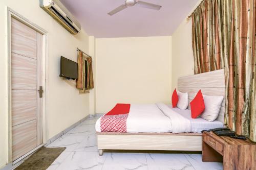 Postel nebo postele na pokoji v ubytování Hotel O 74192 Vishwakarma Palace