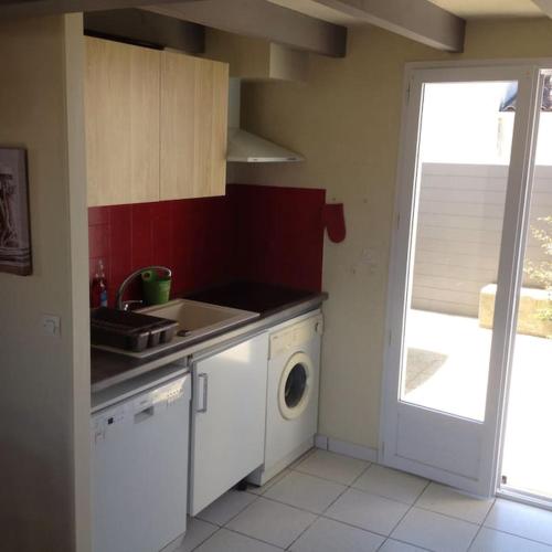 une cuisine avec un évier et une machine à laver dans l'établissement Charmante maison à 500m de la plage Rémigeasse, à Dolus-d'Oléron