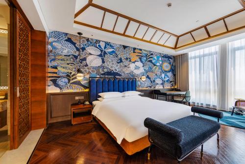 Een bed of bedden in een kamer bij Fondney Hotel Shanghai Hongqiao