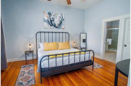 um quarto com uma cama com almofadas amarelas em Stunning 3BR2BA Haven in Downtowns Heart em San Antonio
