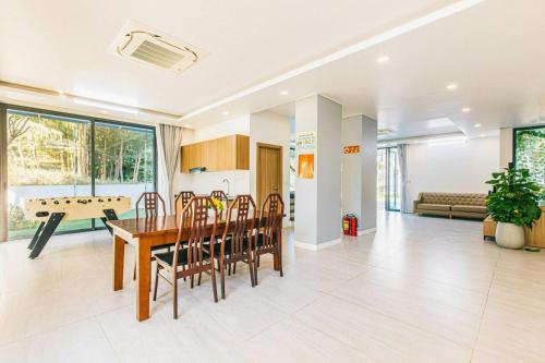 een eetkamer en een keuken met een tafel en een pooltafel bij Villa FLC Sầm Sơn Ngọc Trai - Ngay Gần Biển in Sầm Sơn