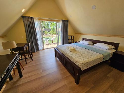 Postel nebo postele na pokoji v ubytování ETHER Marari Beachfront
