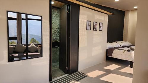 1 dormitorio con vistas a una cama y un espejo en Stone and Mountain, en Baguio