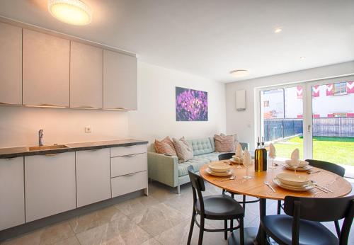 ナトゥルノにあるApartment Lavendel - Alpstayのテーブルと椅子のあるキッチンとリビングルーム