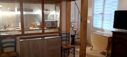 cocina con encimera, microondas y fregadero en Les Halles superbe studio 4 personnes Wi-Fi Climatisation Netflix cœur de ville et historique, en Béziers