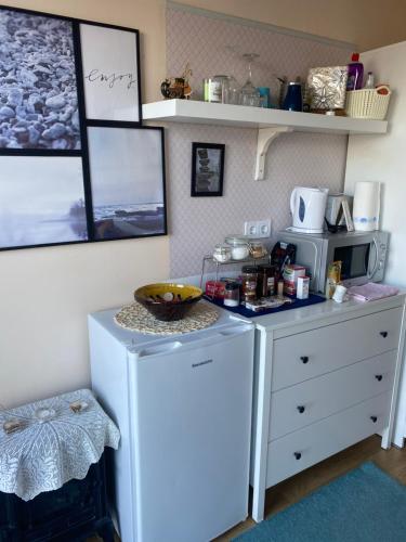 a small kitchen with a stove and a microwave at Villa Borostyán in Tihany