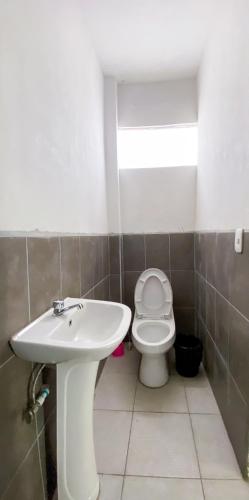 a bathroom with a sink and a toilet at Hotel Royal Vicky in San Juan La Laguna