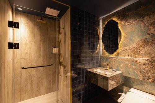uma casa de banho com um lavatório e um chuveiro em Sono Calm Vivaldi Park em Hongcheon