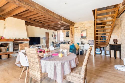 ein Esszimmer mit Tisch und Stühlen in der Unterkunft La Maison de la Colline in Vers