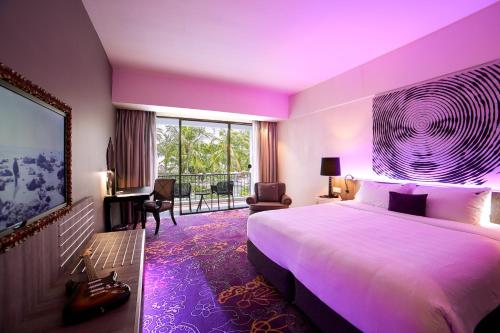 Postel nebo postele na pokoji v ubytování Hard Rock Hotel Penang