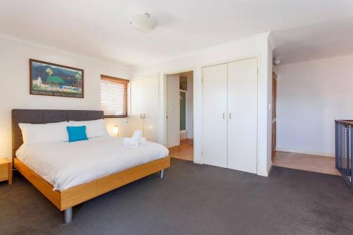 1 dormitorio con 1 cama grande y armarios blancos en Suffolk Villa Fremantle On Your Doorstep, en Fremantle