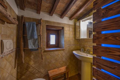 ein Bad mit einem Waschbecken und einem WC in der Unterkunft Casa il Gelso di Pierle in Pierle