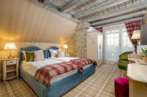une chambre avec un grand lit dans une pièce dans l'établissement Casa Timiș - Wellness & Spa Resort, à Chiţorani